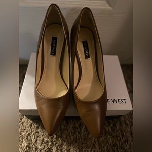 Elevated gently worn brown Nine West Pumps 💥